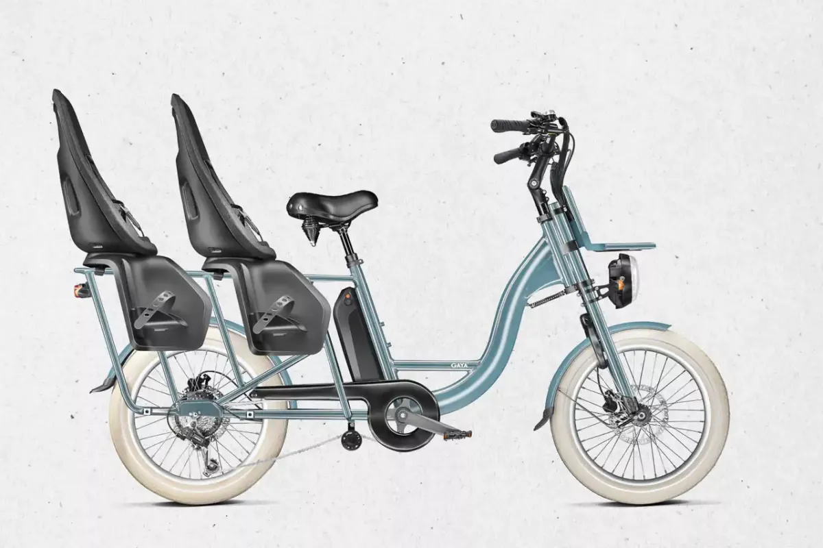 Vélo cargo électrique Gaya équipé de deux sièges bébé pour transporter deux jeunes enfants à Belle-Île