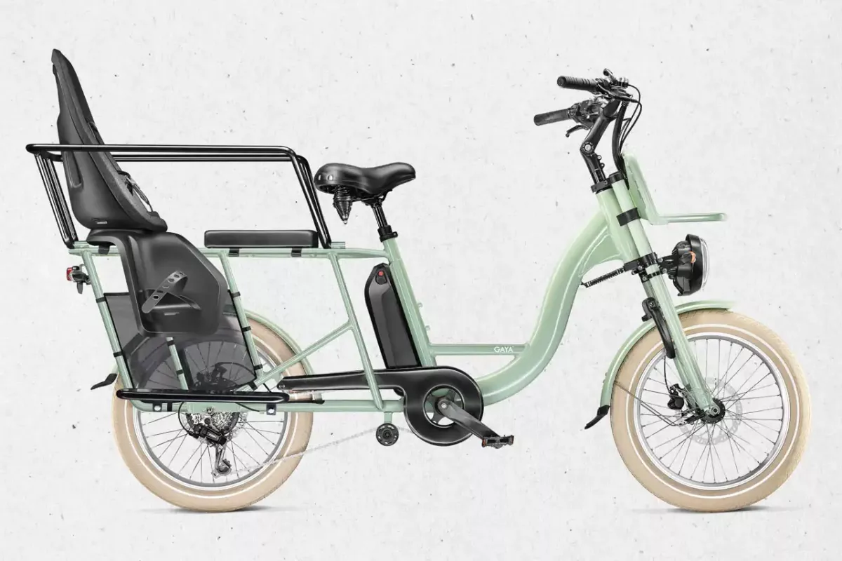 Vélo cargo électrique avec un siège bébé et une place sur la banquette, configuration famille à Belle-Île-en-Mer