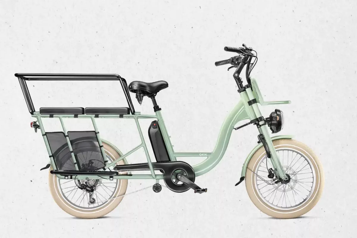 Vélo cargo longtail électrique Gaya avec banquette deux places et rambarde, à louer à Belle-Île